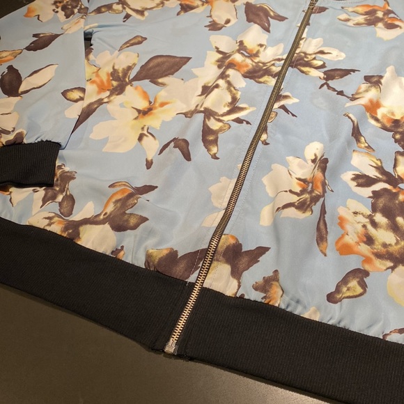 Ultralight Blue Floral Zipper Front Top - Picture 2 of 8